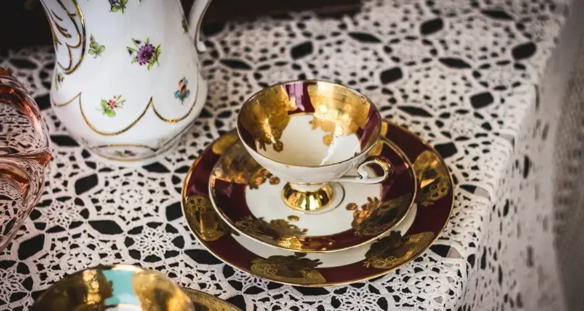 Elegancka porcelana, filiżanki i dzbanek ozdobione złotem i kwiatami. Idealne pamiątki, by poczuć klimat Austrii. Co przywieźć z Austrii? Takie cuda!