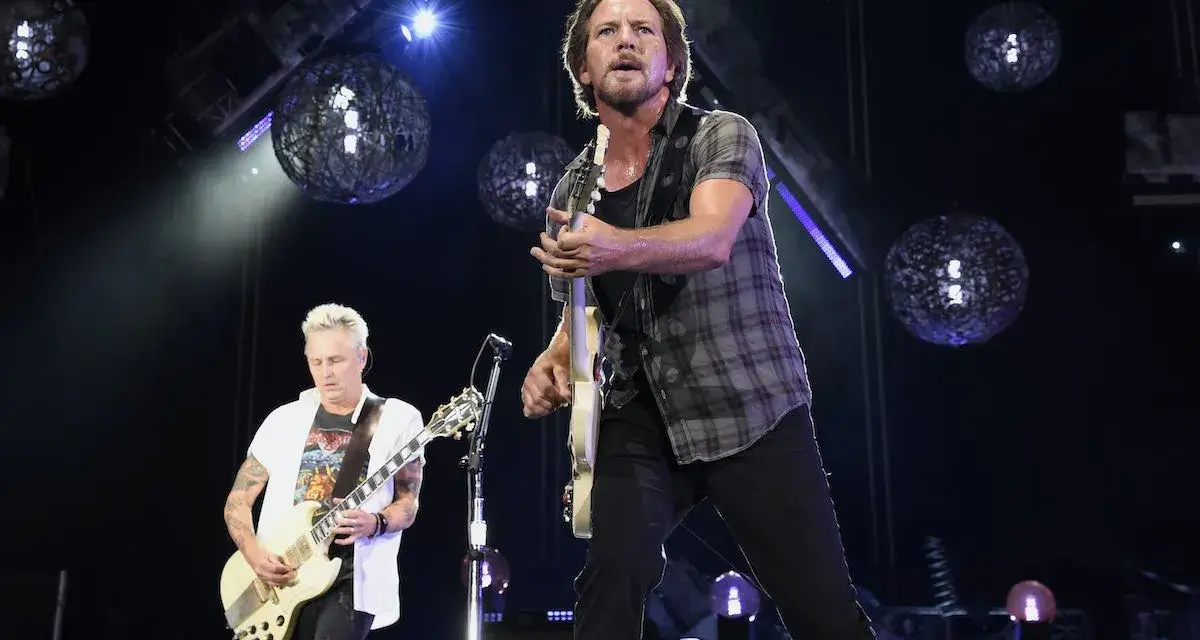 Eddie Vedder et Mike McCready, membres de Pearl Jam, jouent sur scène sous des sphères lumineuses.