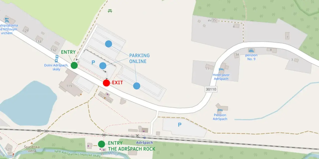 Mapa skalnego miasta w Czechach, z zaznaczonymi wejściami, wyjściem, parkingiem i informacją o biletach online.