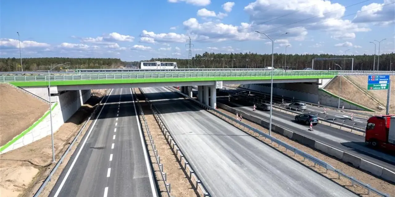 Nowa autostrada A6 z zielonym wiaduktem i ruchem samochodowym.