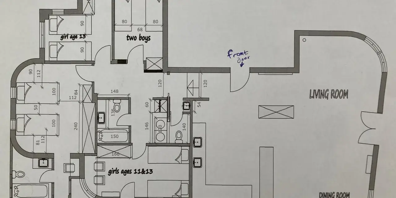 Pianta di un appartamento con camere da letto, bagni e zona giorno. La larghezza del corridoio è indicata in centimetri.