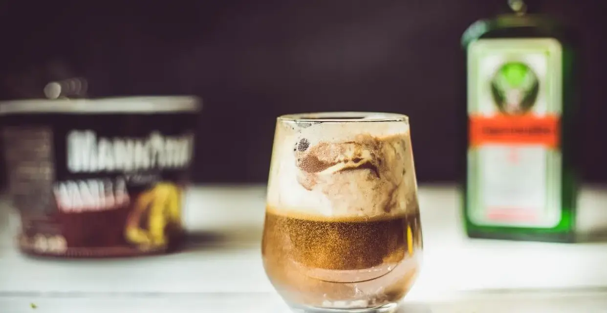 Pyszny drink z Jägermeisterem i lodami waniliowymi. Idealny na wieczór.