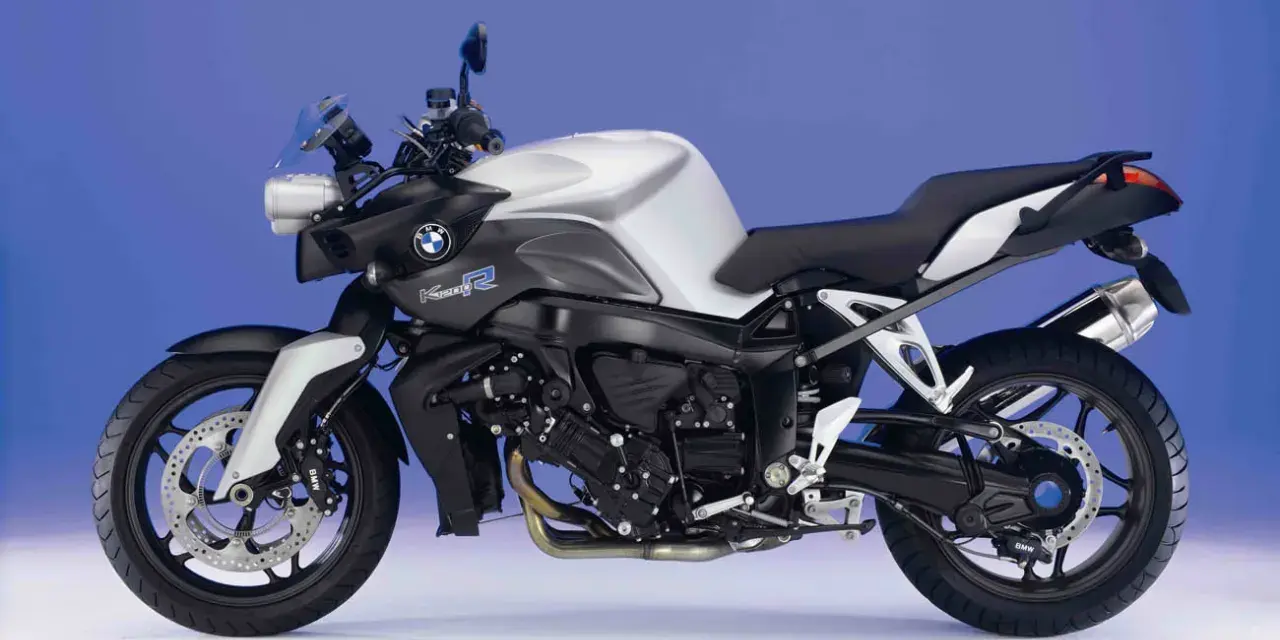 Srebrno-czarny motocykl BMW K 1200 R z niebieskimi akcentami, gotowy do dynamicznej jazdy.