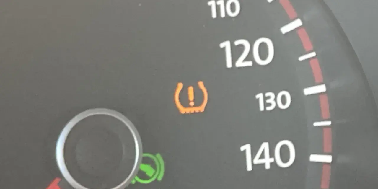 Spia di bassa pressione gomme Polo accesa. Controllare la pressione degli pneumatici per viaggiare in sicurezza.