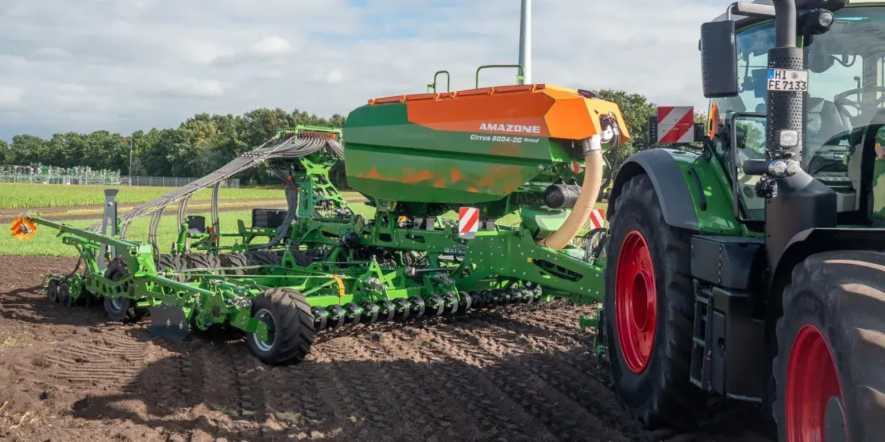 Nowoczesny siewnik Amazone Cirrus 8004-2C z ciągnikiem na polu, przygotowujący ścieżki technologiczne.