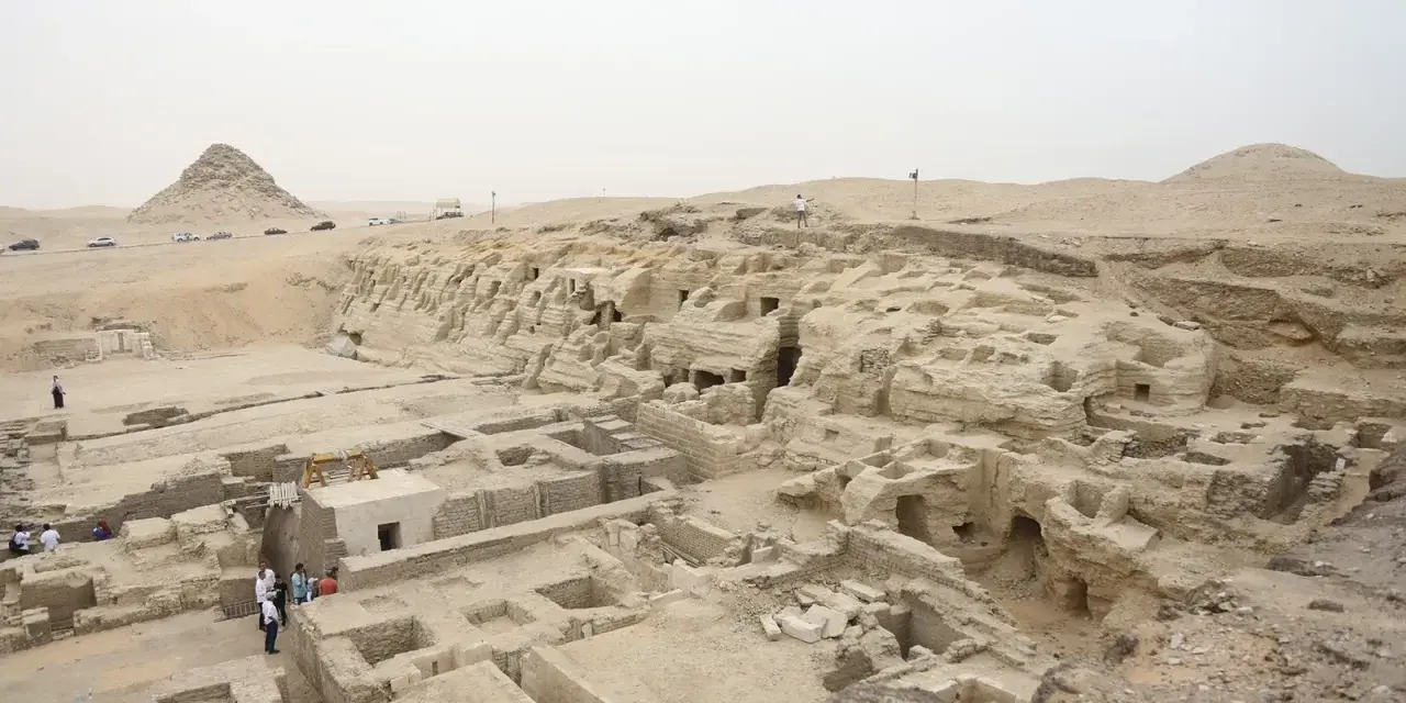 Site de fouilles en Égypte, une découverte archéologique majeure révèle des structures anciennes dans le sable.