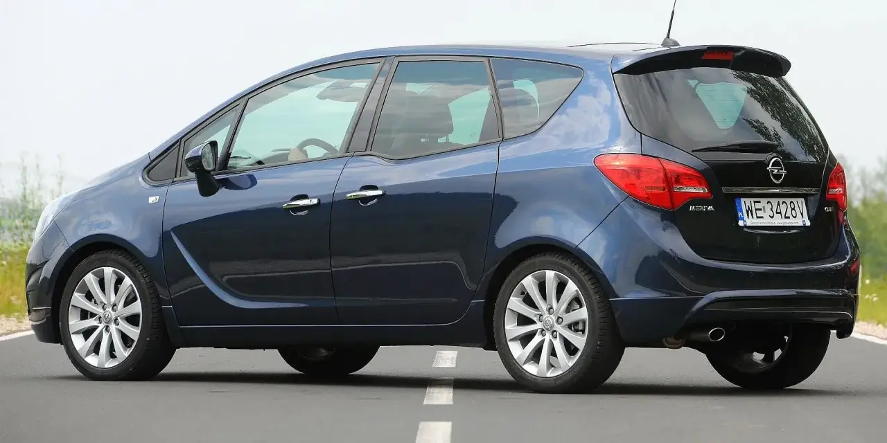 Ciemnoniebieski Opel Meriva B z polskimi tablicami WE 3428V na drodze.