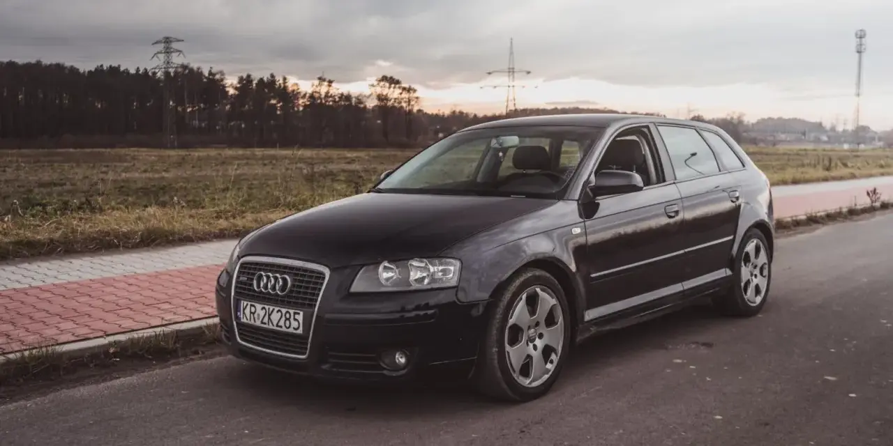 Czarne Audi A3 8P 2.0 TDI na tle zachodzącego słońca. Zastanawiasz się, audi a3 8p 2.0 tdi ile oleju?