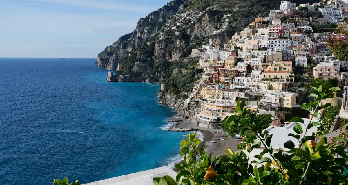 Positano, perła Wybrzeża Amalfi. Zobacz, jak kolorowe domy wspinają się po zboczu, a turkusowe morze lśni w słońcu.