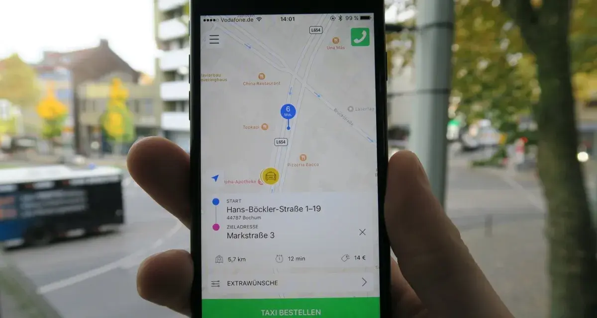 Mit dieser App kann man bequem ein Taxi bestellen und mit PayPal bezahlen. Die Fahrt kostet 14 Euro.