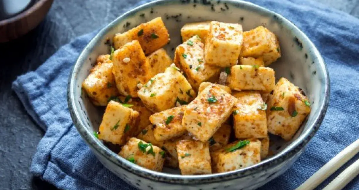 Chrupiące kostki tofu, posypane ziołami, idealne do wielu przepisów. Pyszna i zdrowa przekąska.