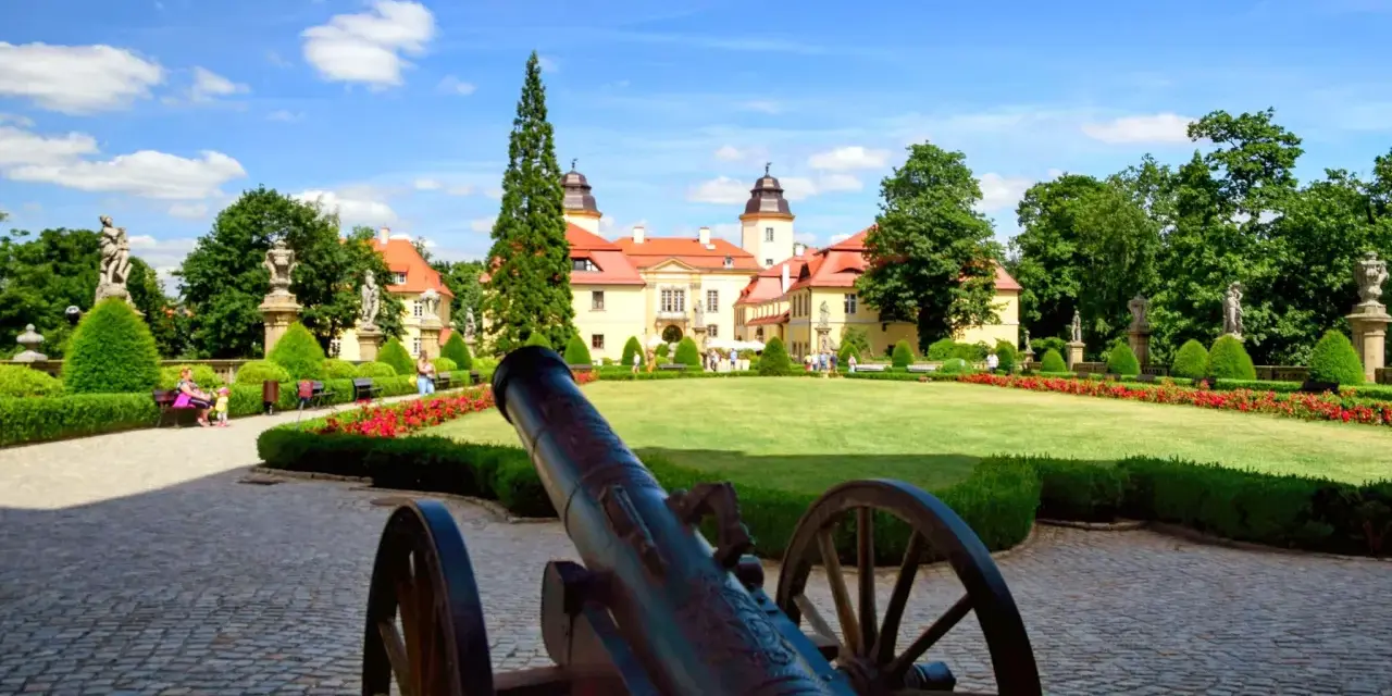 Działo na brukowanym dziedzińcu przed pałacem w Książańskim Parku Krajobrazowym.