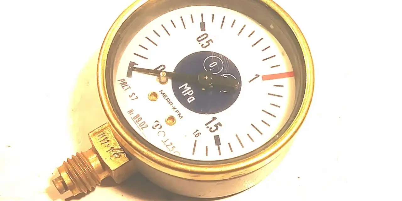 Manometr KFM z tarczą w MPa, wskazówka pokazuje ok. 0.8. Widoczne oznaczenia PRLT S7, Nr 89.02.