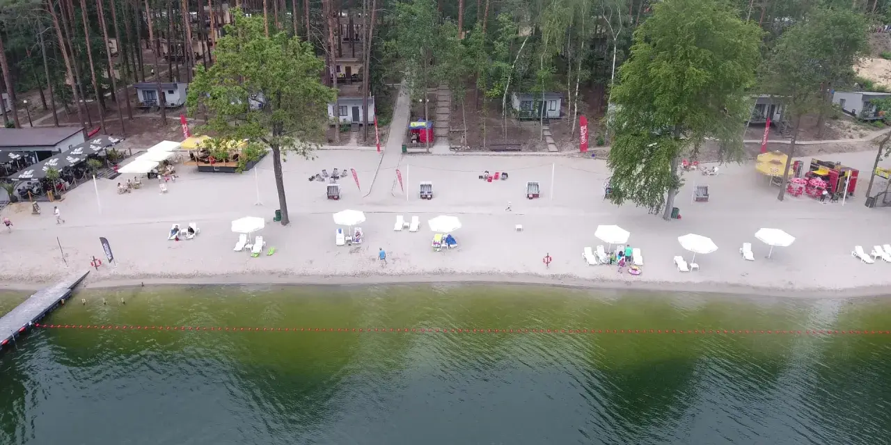 Plaża z domkami i barem nad jeziorem, idealne miejsce na magic camping Lubniewice.