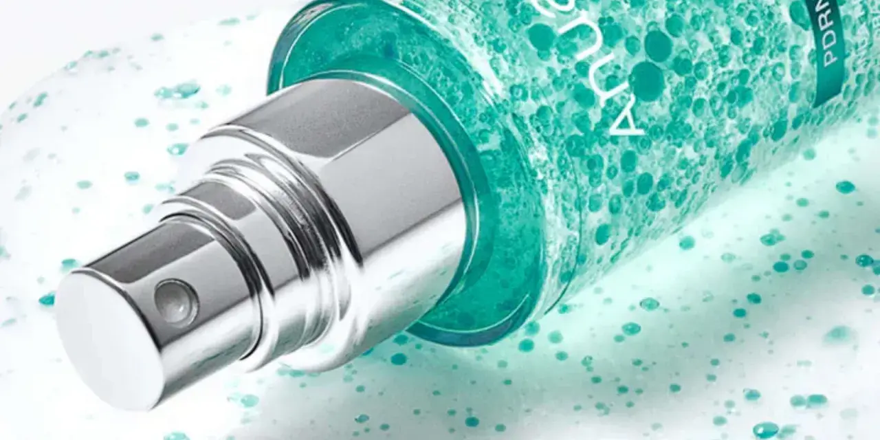 Szklana buteleczka z zielonym serum, widoczny srebrny atomizer. Na opakowaniu widnieje napis "anua niacinamide 10 + txa 4".