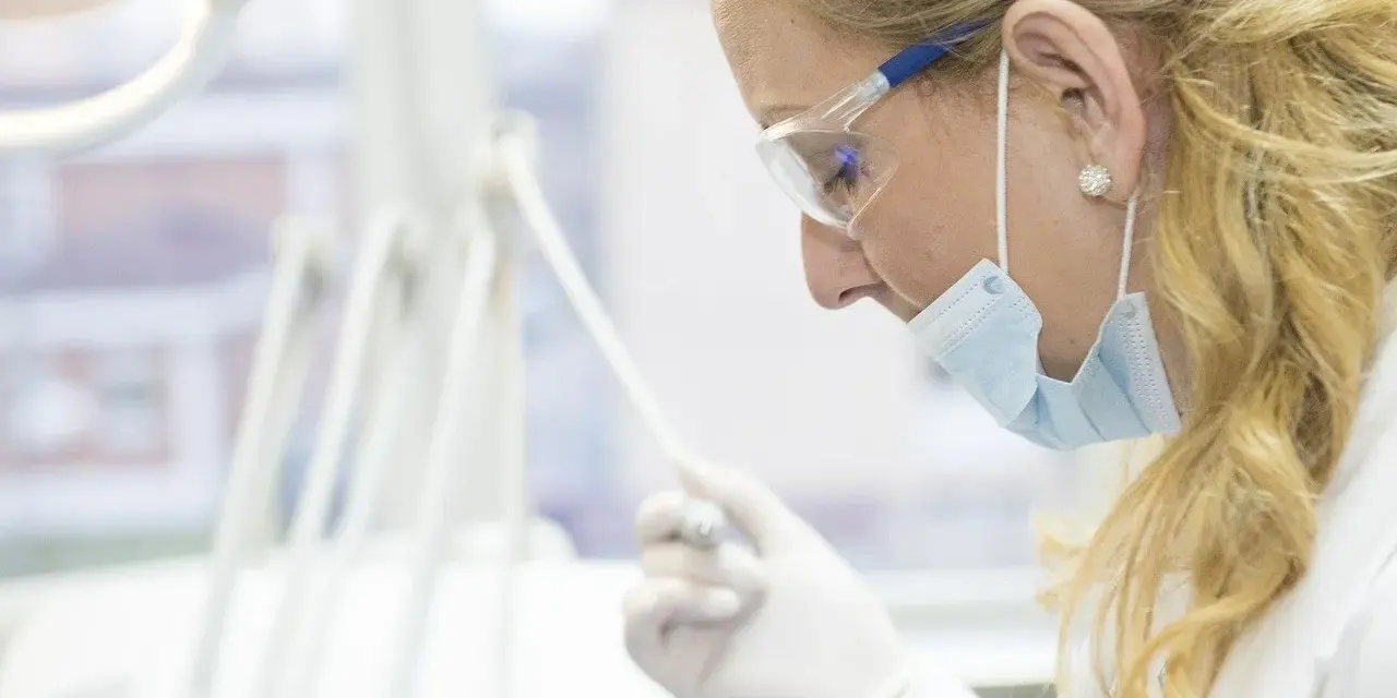 Gdzie wyrwać zęba w Łodzi na NFZ - łatwe i bezpłatne opcje dentystyczne