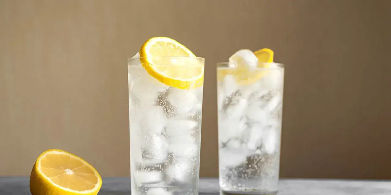 Två glas med is och citron, perfekta för en uppfriskande Tom Collins.