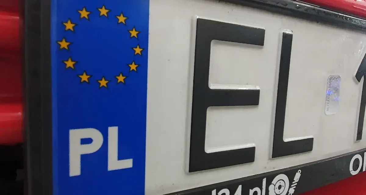 Nowe tablice rejestracyjne z symbolem Unii Europejskiej i oznaczeniem PL. Litery EL i cyfry na białym tle.