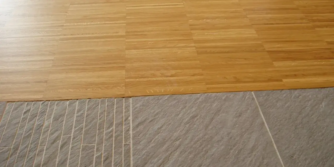 Unire pavimenti in parquet e pietra per un open space. Come unire il pavimento se abbatto il muro.