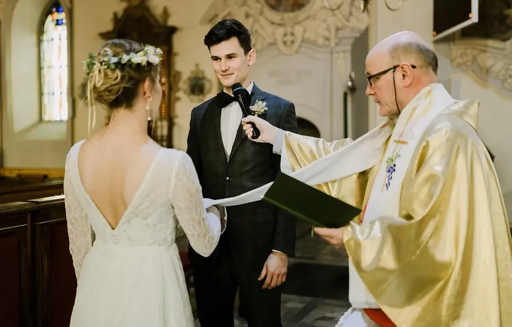 Kiedy do księdza przed ślubem? Ważne terminy i dokumenty do przygotowania