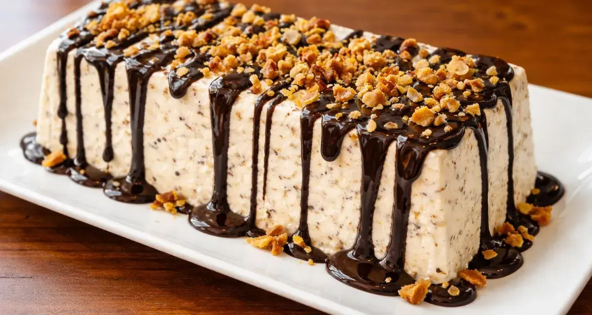 Delizioso parfait di mandorle, ricoperto di cioccolato fuso e croccante granella.