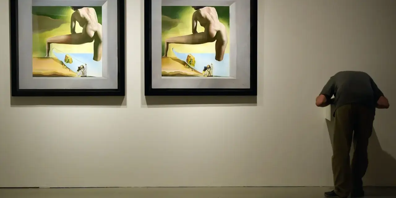 Deux tableaux surréalistes de style dali gala, avec une figure humaine penchée, observant une œuvre.