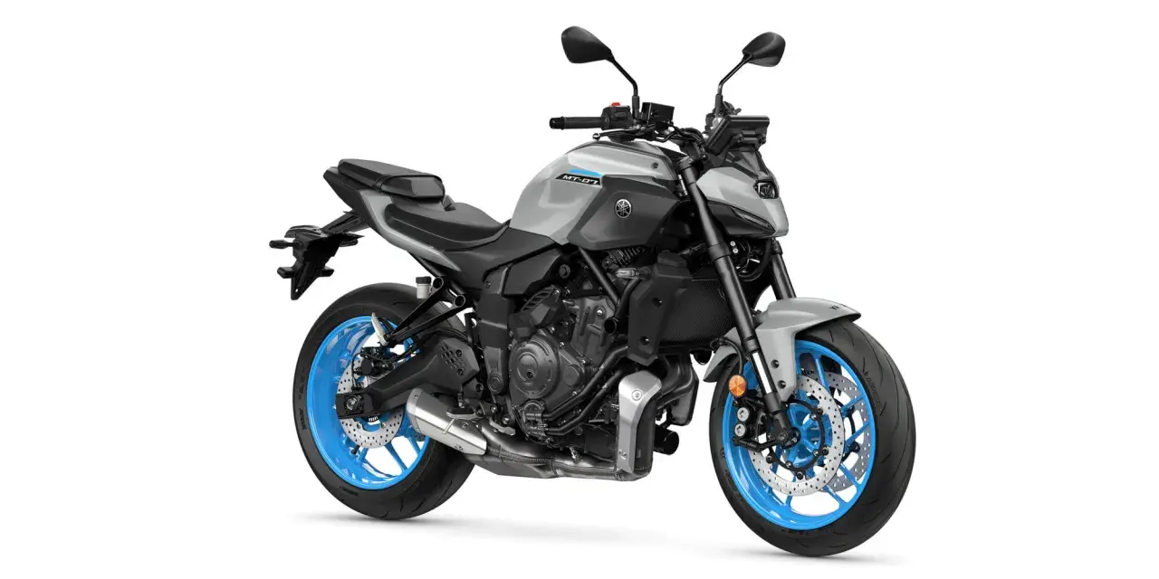 Szary motocykl Yamaha MT-07 z niebieskimi felgami. Poznaj jego yamaha mt-07 dane techniczne i poczuj moc!