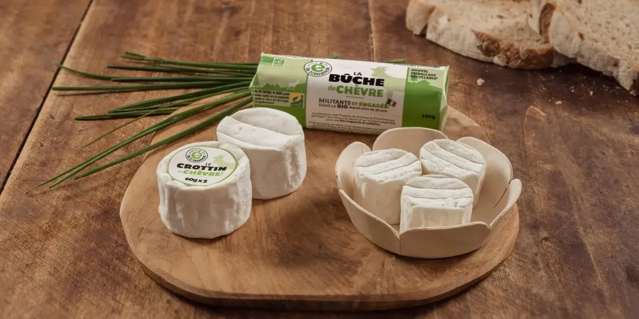 Fromages de chèvre bio : un crottin et une bûche. La "pression" c'est quoi ? C'est l'engagement pour une bio exigeante.