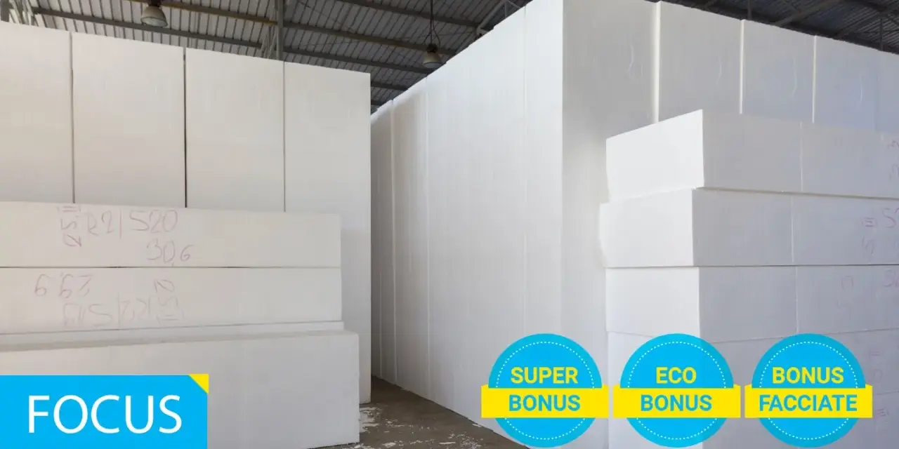 Magazzino con blocchi di polistirolo bianco. La scheda tecnica eps 100 è visibile su alcuni blocchi. Tre cerchi con scritte "Super Bonus", "Eco Bonus" e "Bonus Facciate".