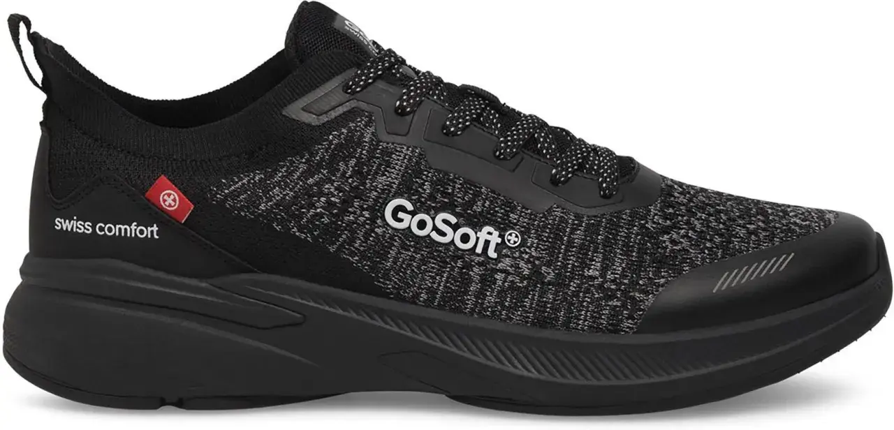 Czarny but sportowy z napisem "GoSoft" i "swiss comfort". Firma GoSoft Swiss Comfort tworzy wygodne obuwie.
