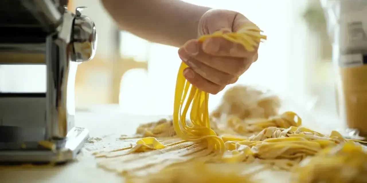 Ręcznie robiony makaron, jak u babci, powstaje dzięki maszynce. Pyszny przepis na domowy makaron.