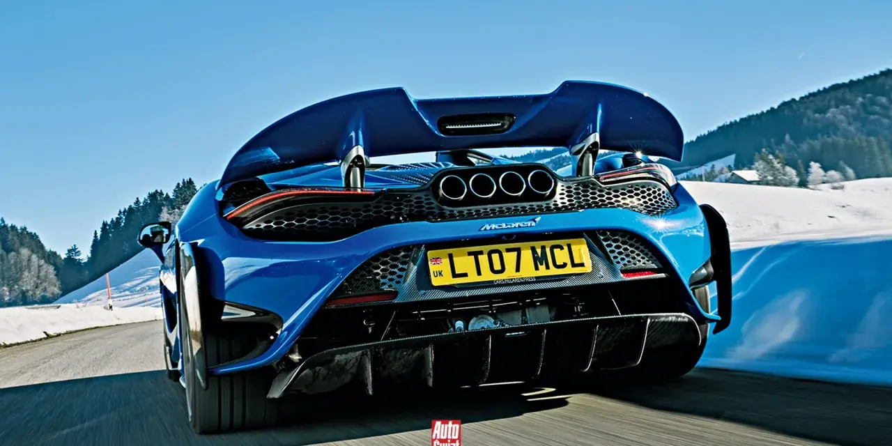 Niebieski McLaren 765LT z czterema końcówkami wydechu pędzi po ośnieżonej drodze w górach.