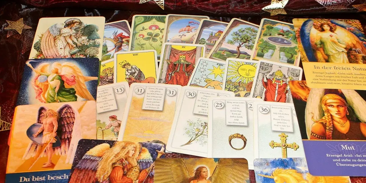 Tarot y oráculo: cartas con ángeles y símbolos místicos. Una guía visual para la diferencia entre oráculo y tarot.