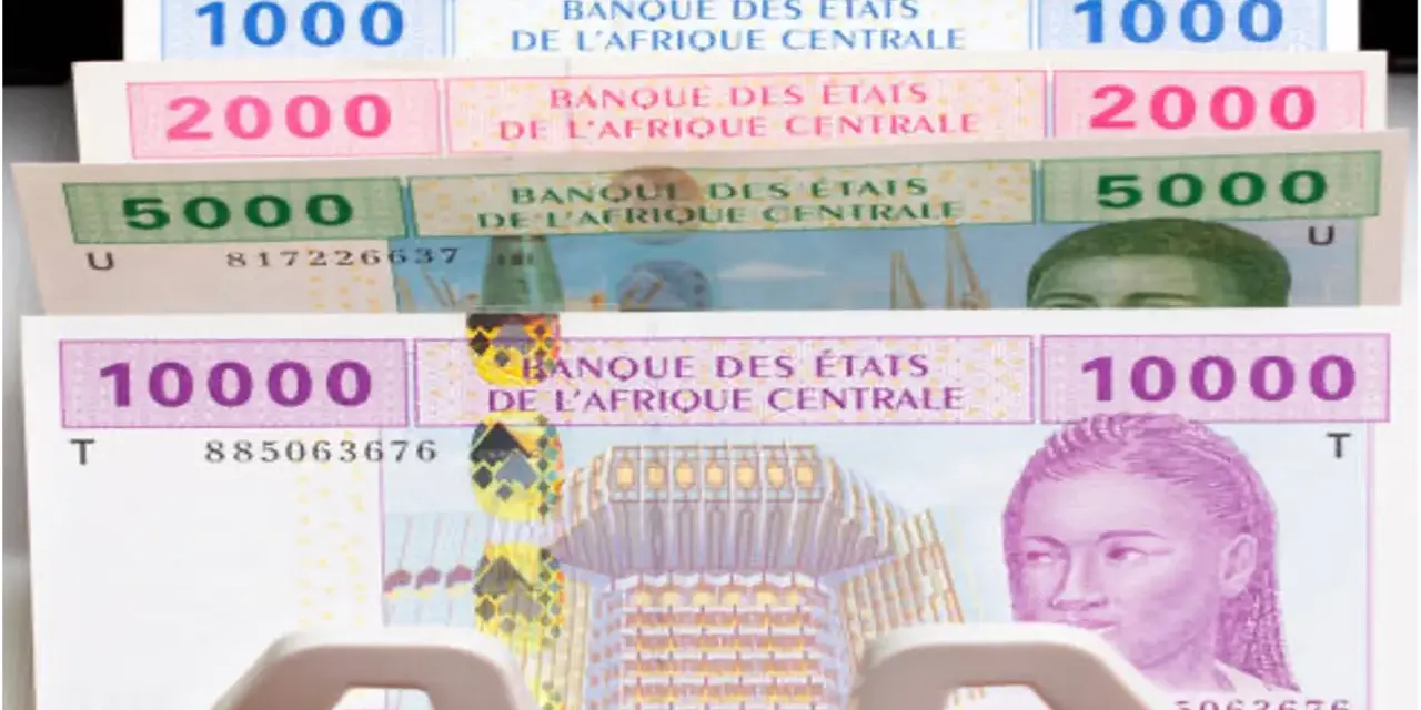 Stos banknotów: 1000, 2000, 5000 i 10000 franków CFA. To waluta używana w krajach takich jak Senegal.