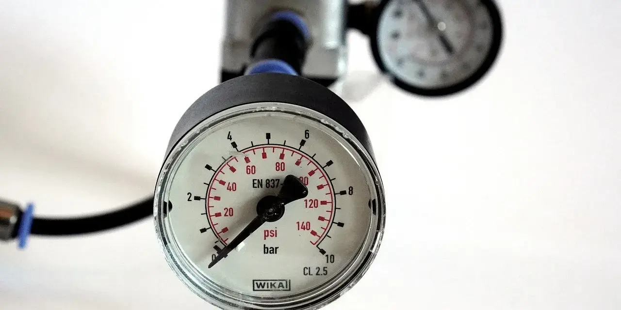 Próba szczelności instalacji wodnej powietrzem. Dwa manometry WIKA pokazują ciśnienie.