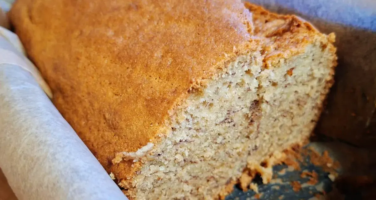 Wilgotne ciasto bananowe, które zawsze się udaje, z widocznymi kawałkami banana w środku. Idealne na podwieczorek.
