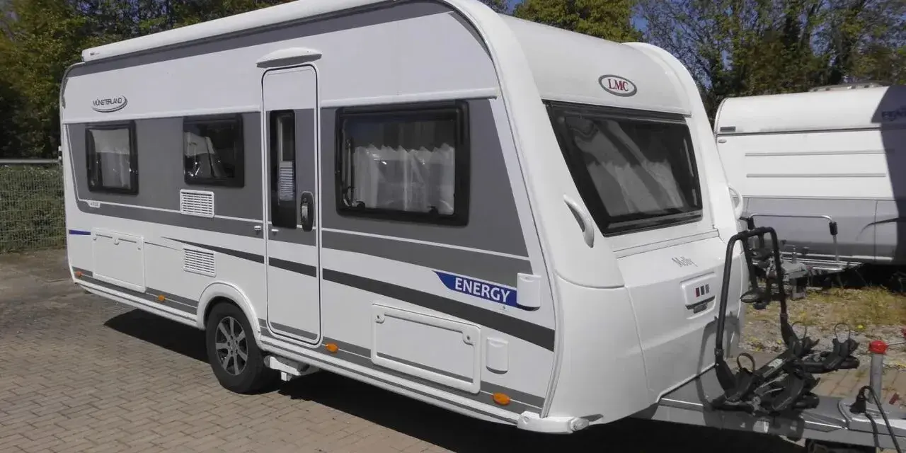 Nowy lmc caravan "Energy" gotowy na wakacje. Biało-szary, z bagażnikiem na rowery.