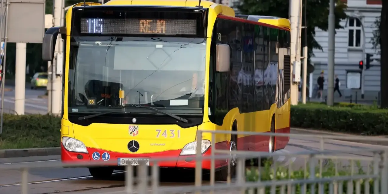 Ile naprawdę zarabia kierowca autokaru w Polsce? Pełna analiza.