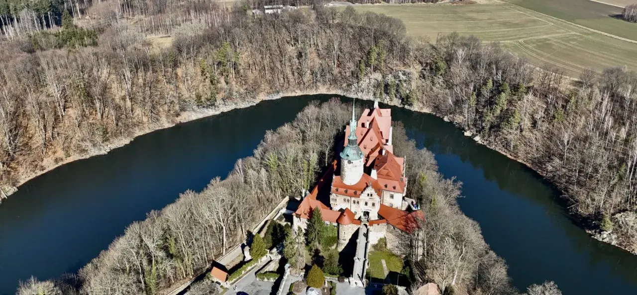Zamek Czocha, malowniczo położony nad zakolem rzeki, oferuje niezapomniane atrakcje. Otoczony lasem, zachwyca architekturą i historią.