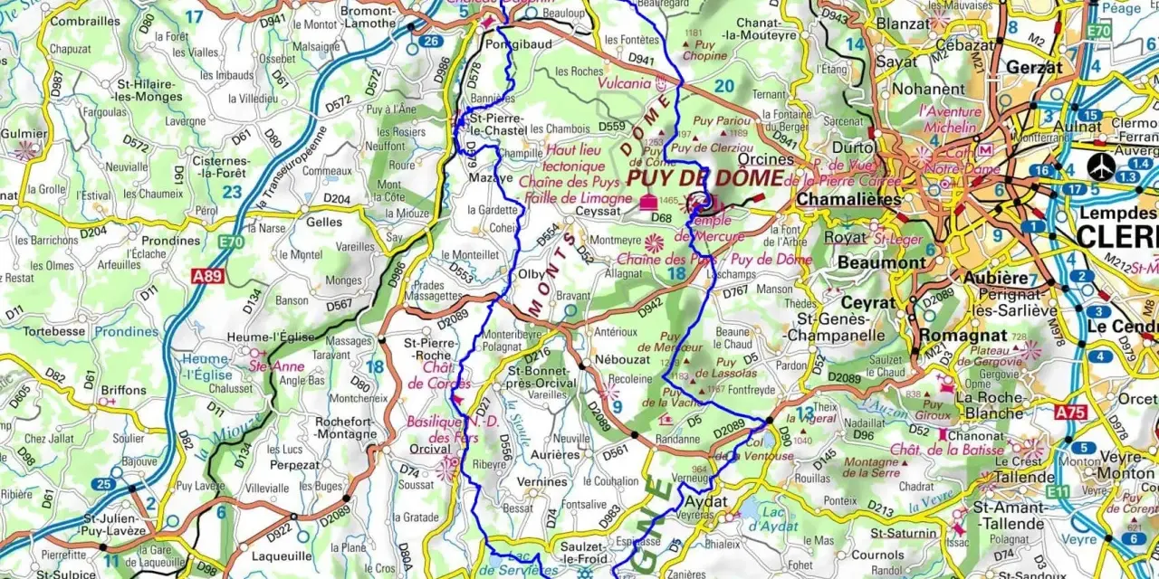 Carte routière du Puy de Dôme, avec le GR 441 en bleu. La route A89 traverse la zone.