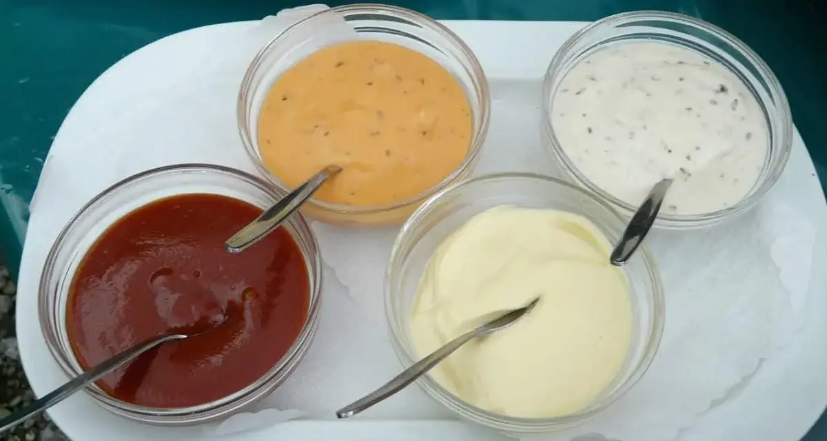 Prosty sos do burgera: majonez i musztarda. Zrób go w 2 minuty!