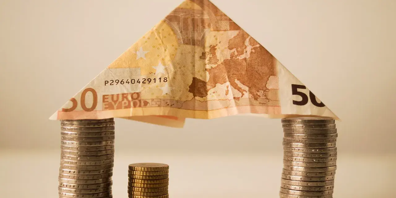 Dom z banknotu 50 euro i monet. Symbolizuje, kiedy umowa pożyczki jest nieważna, a pieniądze mogą się rozpłynąć.