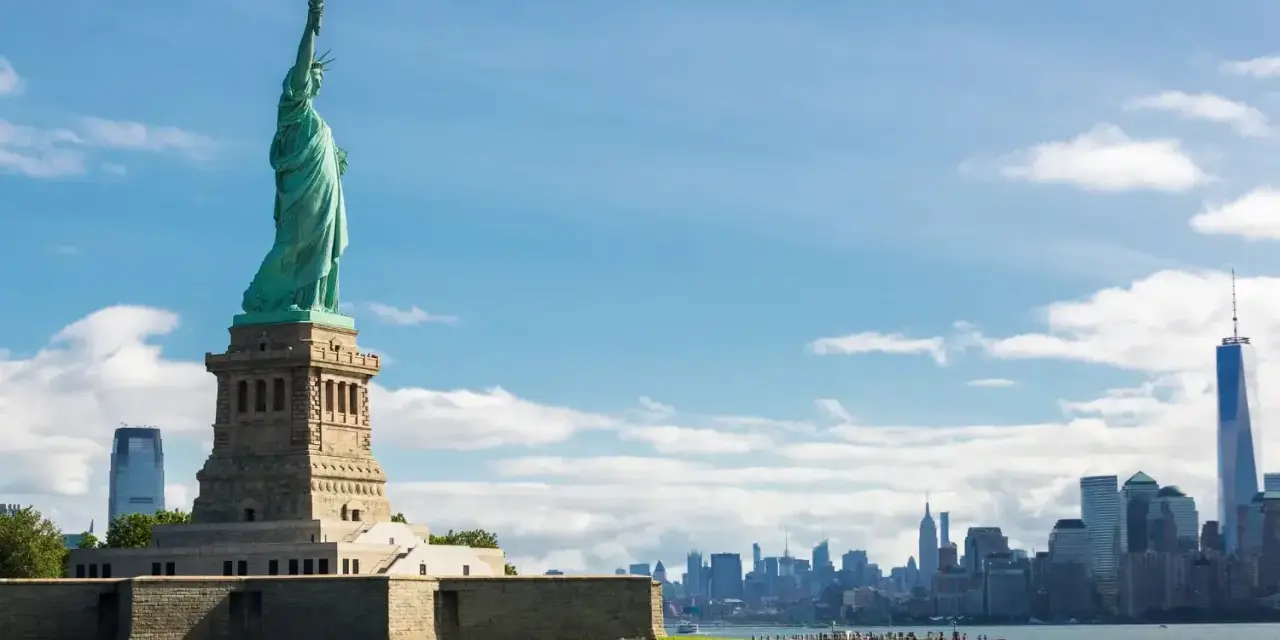 Statua Wolności i panorama Nowego Jorku. Chcesz wiedzieć, jak zaadresować list do USA?