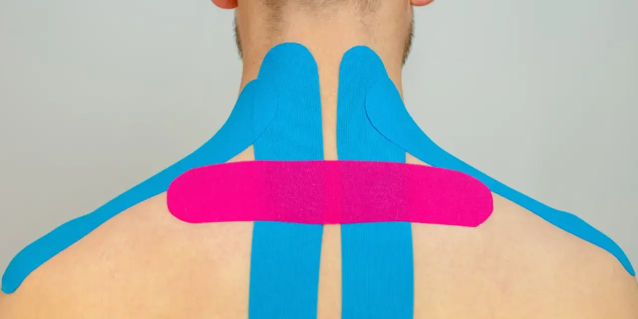 Nacken tapen bei Verspannungen: Blaues und pinkes Kinesio-Tape zur Linderung von Nackenschmerzen und Verspannungen.