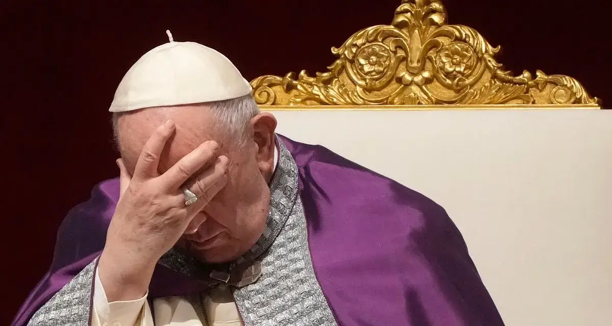 Papst Franziskus mit der Hand im Gesicht, nachdenklich über die Folgen eines Kirchenaustritts.