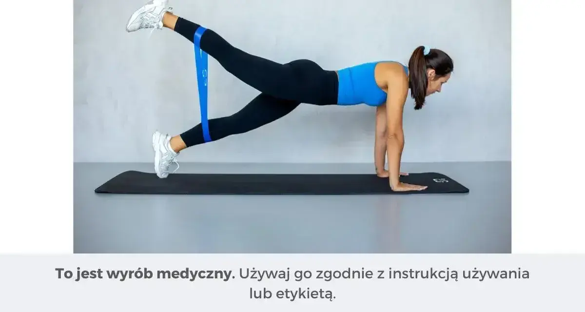 Kobieta ćwiczy z gumą oporową na łydkach, wykonując pozycję deski. Może to pomóc w walce z zakwasami.