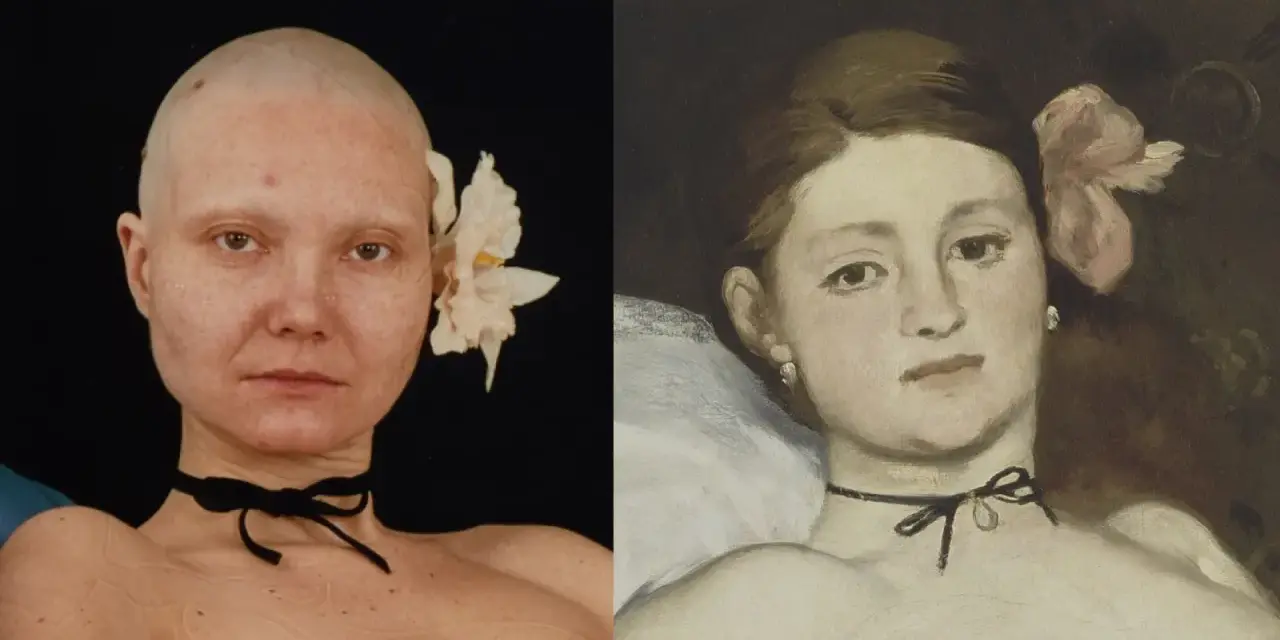 Dwie kobiety, jedna łysa z kwiatem we włosach, druga na obrazie inspirowanym Olimpia Manet.