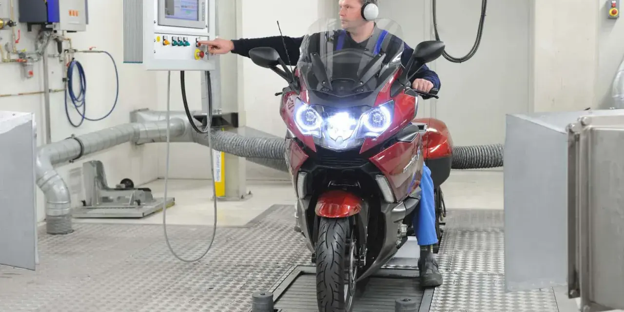 Mechanik sprawdza motocykl na hamowni. Dowiedz się, ile kosztuje przegląd motocykla i jakie są jego etapy.