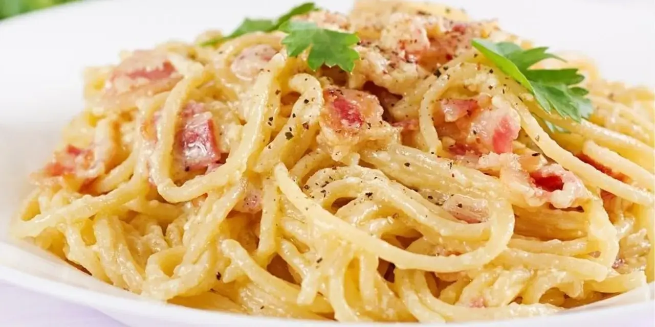 Pyszne spaghetti carbonara z boczkiem i parmezanem, idealne na szybki obiad. Oto prosty przepis!