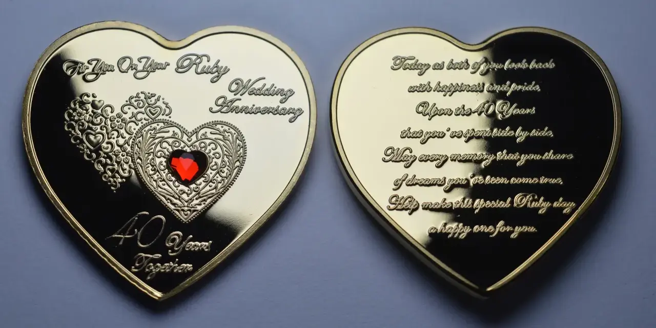 Złote serce z rubinem, upamiętniające 40 rocznicę ślubu. Na awersie ozdobne serca i napis "40 Years Together".